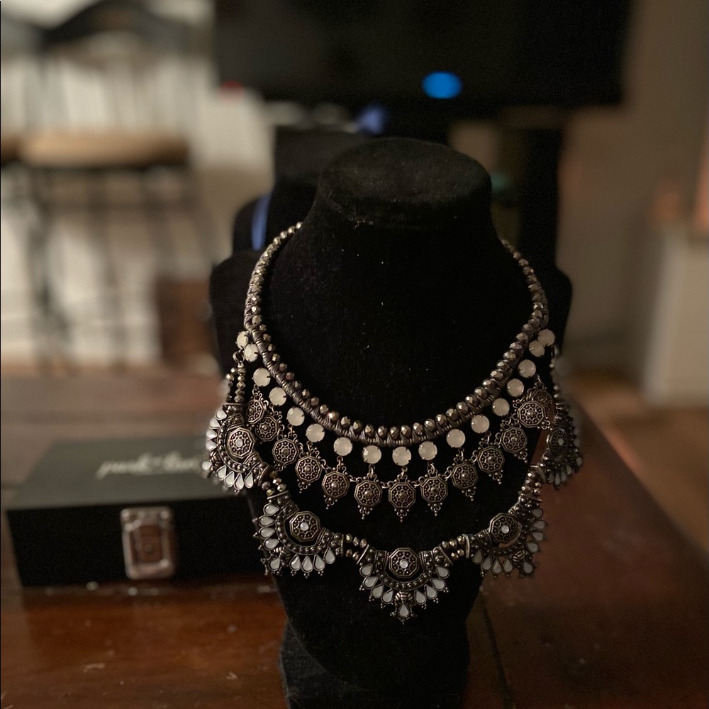 “Thrones” statement necklace